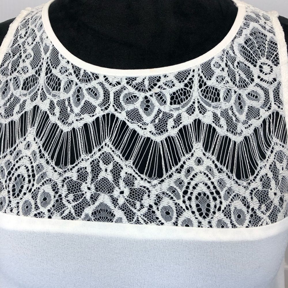 Divide H&M white lace fringed top size x small - Picture 3 of 10